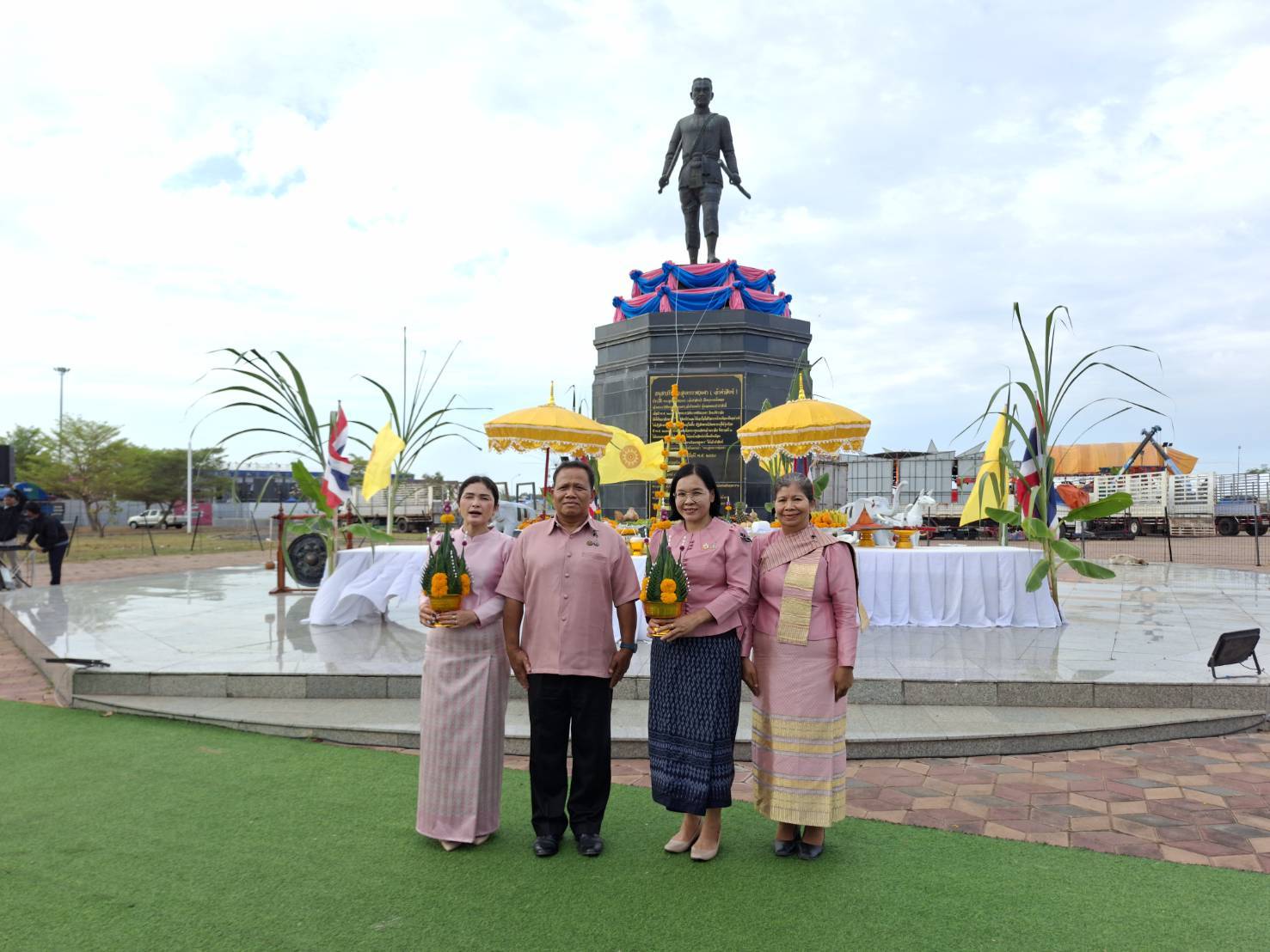 title - ส.ป.ก.ยโสธร ร่วมพิธีทำบุญตักบาตร พิธีบวงสรวงพระบรมราชานุสาวรีย์รัชกาลที่ 5 พิธีวางขันหมากเบ็งและพิธีบวงสรวงพระสุนทรราชวงศา (สิงห์) เพื่อความเป็นสิริมงคลเนื่องในโอกาสวันสถาปนาจังหวัดยโสธร และการจัดงานกาชาด ประจำปี พ.ศ.2569